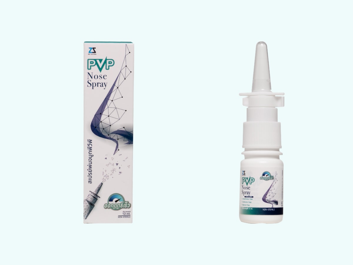 ขวดและกล่อง PVP Nose Spray ฟิล์มสเปรย์ดูแลเยื่อบุจมูก ขนาด 12 ml เห็นฉลากและเลขที่จดแจ้ง 65-2-3-2-0016735 ชัด
